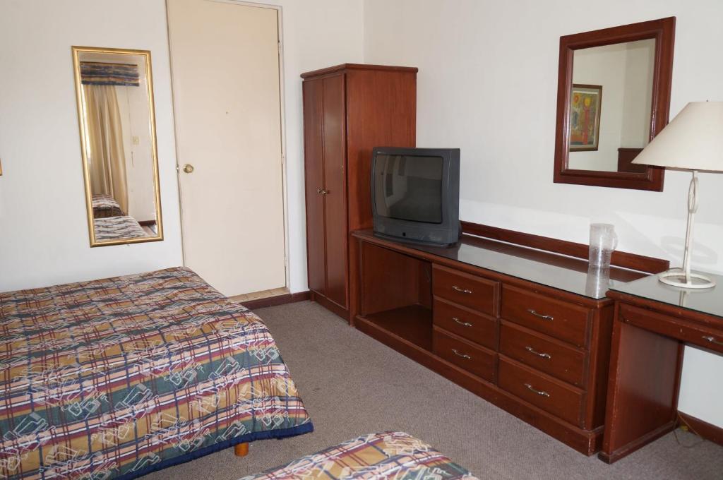 Maria Luisa Inn & Suites Juarez  ภายนอก รูปภาพ
